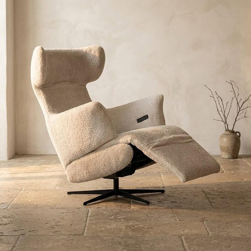 Hockney-Relaxsessel in Beige mit verstellbarer Fußstütze – perfekt für Komfort und Stil in jedem Interieur. Hergestellt aus hochwertigen Materialien für Langlebigkeit und einen luxuriösen Look.
