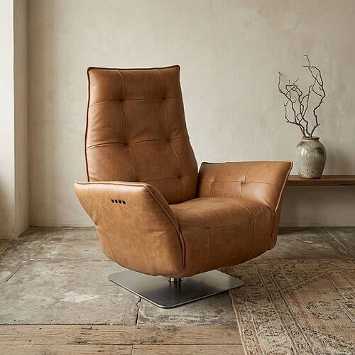 Luxuriöser Mokana-Lounge-Sessel aus braunem Leder, modernes Design mit bequemem Sitzkomfort und eleganter Ausstrahlung – perfekt für ein stilvolles Wohnzimmer.