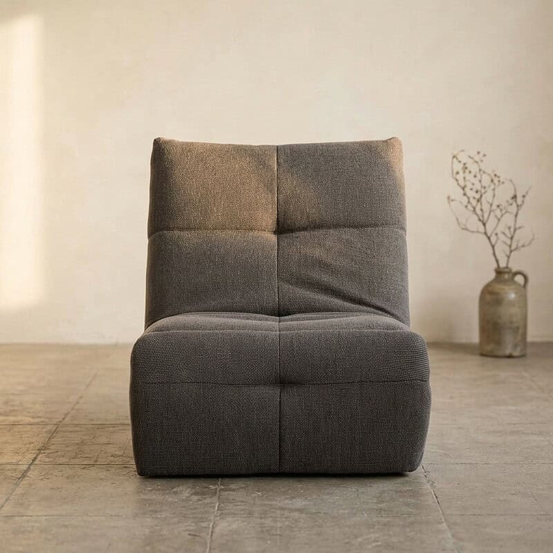 Moderne grijze fauteuil met zachte bekleding, perfect voor een stijlvolle en gezellige woonkamer.