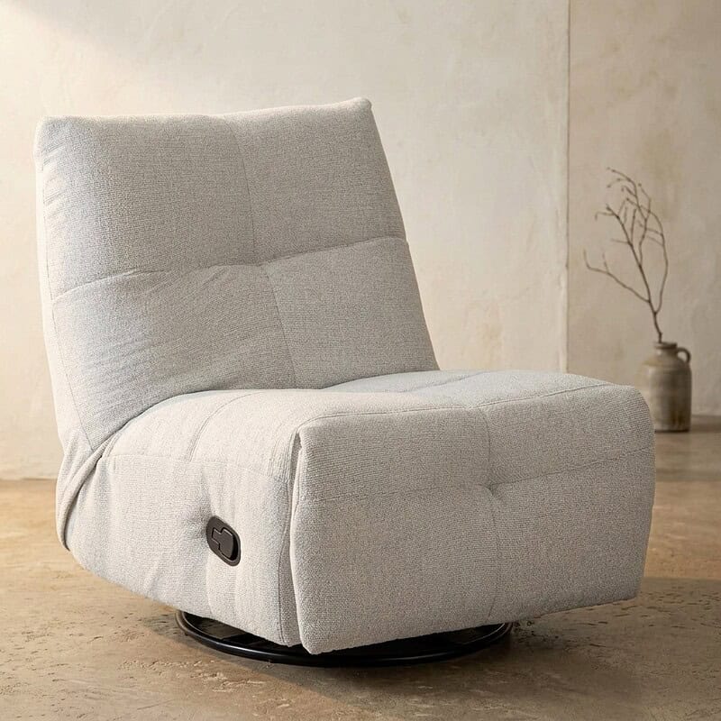Moderne draaibare fauteuil met zachte bekleding en rond draaibaar onderstel, ideaal voor ontspanning en comfort in elke woonkamer.
