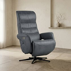 Bequemer Relaxsessel in einem modernen, minimalistischen Wohnzimmer mit neutralen Farben und natürlicher Dekoration.