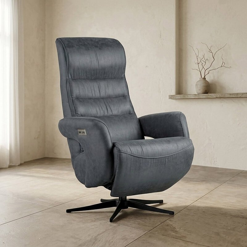 Bequemer Relaxsessel in einem modernen, minimalistischen Wohnzimmer mit neutralen Farben und natürlicher Dekoration.