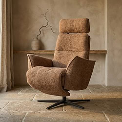Comfortabele houten relaxfauteuil met hoge rugleuning en zachte bekleding, perfect voor een gezellige zithoek.
