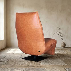 Moderne leren fauteuil met hoge rugleuning en zwart metalen voet, perfect voor een eigentijdse woonkamer of kantoor.