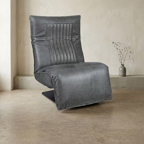 Sessel von Mokana Möbel mit modernem Design und bequemer grauer Lederpolsterung – perfekt für eine stilvolle und gemütliche Sitzecke.