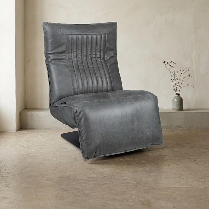 Zitstoel van Mokana meubelen met modern design en comfortabele grijze leren bekleding, perfect voor een stijlvolle en gezellige zithoek.