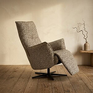 Luxe Mokana meubelstoel met dierenprint, ergonomisch ontwerp en draaibaar onderstel, perfect voor moderne woonruimtes en comfortabele zithoek.