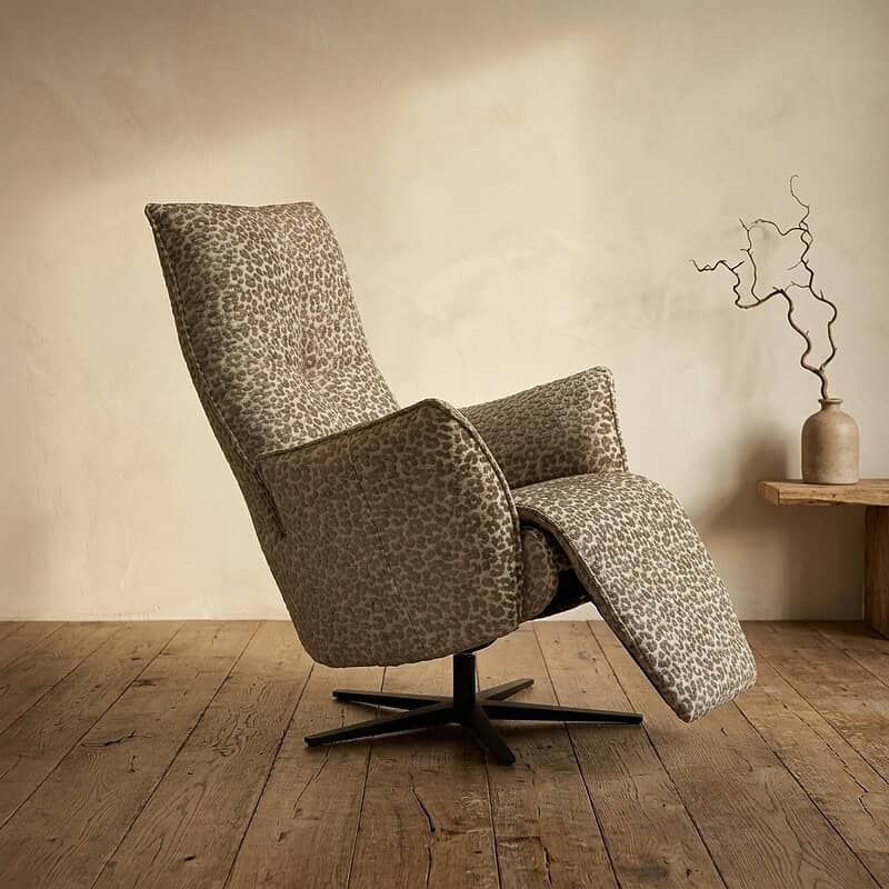 Luxe Mokana meubelstoel met dierenprint, ergonomisch ontwerp en draaibaar onderstel, perfect voor moderne woonruimtes en comfortabele zithoek.