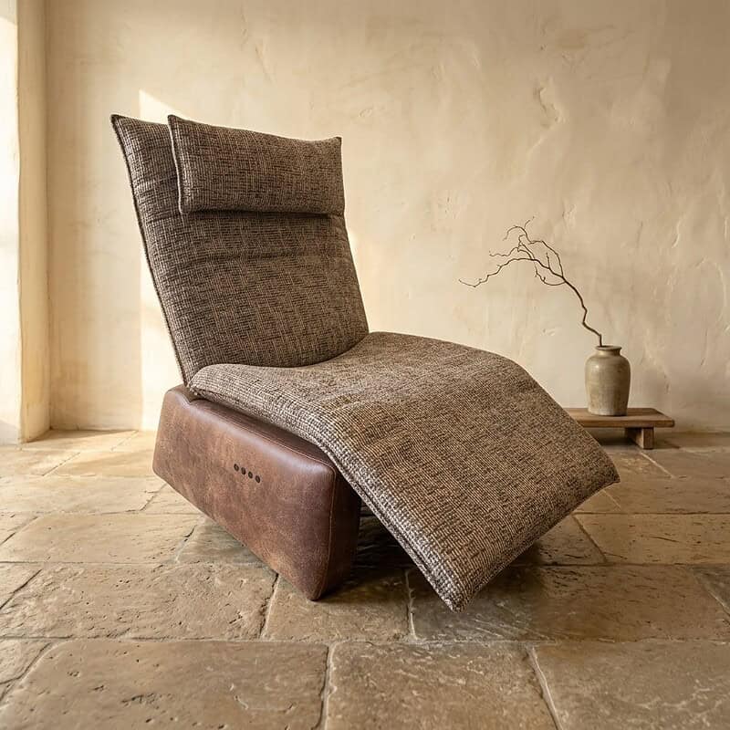 Luxuriöser Relaxsessel mit Holzgestell und weichem Stoffbezug, perfekt für eine moderne Einrichtung.
