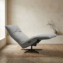 Relaxfauteuil met verstelbare rugleuning en voetsteun, perfect voor ontspanning en comfort in een strak, modern interieur.