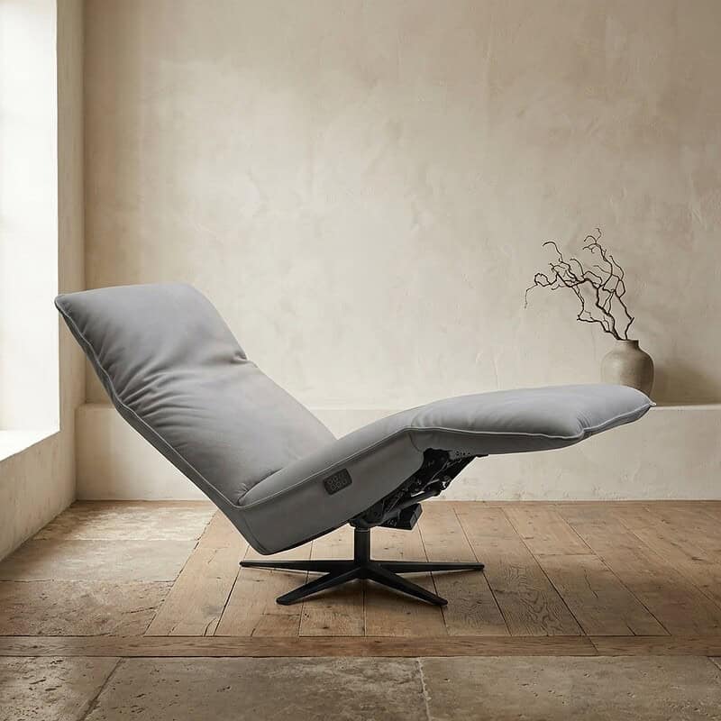 Relaxfauteuil met verstelbare rugleuning en voetsteun, perfect voor ontspanning en comfort in een strak, modern interieur.