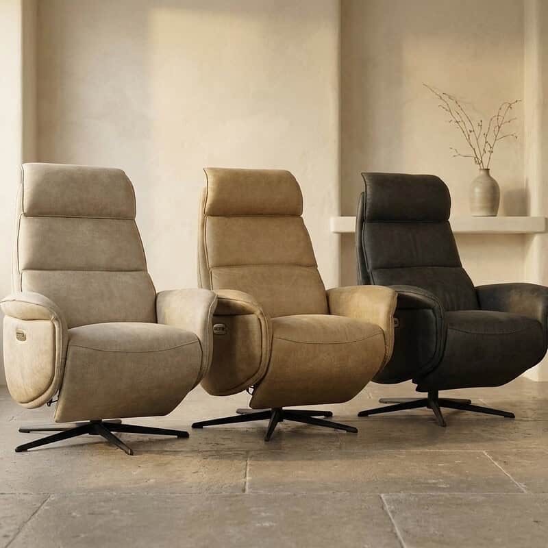 Drie verstelbare relaxfauteuren in beige, taupe en zwart, modern design, comfortabel en stijlvol, perfect voor woonkamer of kantoor, gemaakt door Mokana Meubelen.