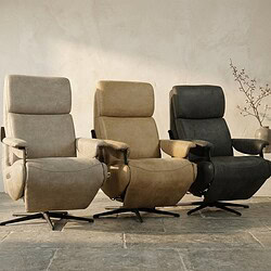 Drie moderne verstelbare bureaustoelen in beige, grijs en zwart, met draaibare basis en comfortabele rugleuning, perfect voor kantoor of thuiswerkplek.