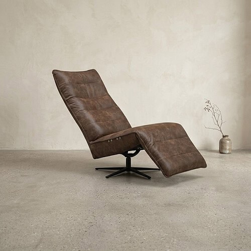 Bank fauteuil van Mokana Meubelen, vintage leren design. Luxuriöser Vintage-Lounge-Sessel aus Leder mit verstellbarer Rückenlehne und Fußstütze, perfekt für moderne Einrichtungen.