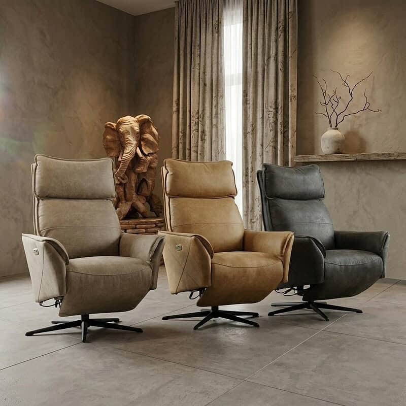 Luxe loungefauteuils in beige, bruin en zwart, perfect voor moderne interieurs, met comfortabele hoge rugleuningen en draaibare bases voor ultiem zitcomfort.