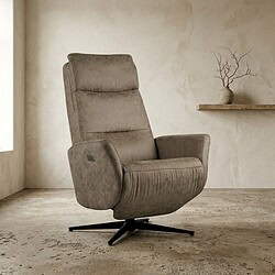 Comfortabele relaxfauteuil in een moderne, minimalistische woonkamer met een neutrale kleurstelling en een eenvoudige decoratie, perfect voor ontspanning en stijl.