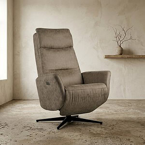 Comfortabele relaxfauteuil in een moderne, minimalistische woonkamer met een neutrale kleurstelling en een eenvoudige decoratie, perfect voor ontspanning en stijl.