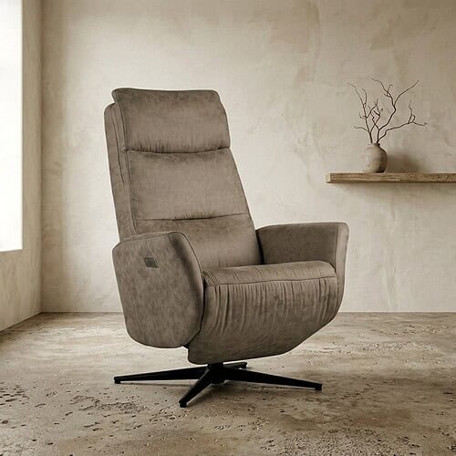 Comfortabele relaxfauteuil in een moderne, minimalistische woonkamer met een neutrale kleurstelling en een eenvoudige decoratie, perfect voor ontspanning en stijl.