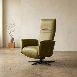 Hoge groene relaxfauteuil in minimalistische ruimte Comfortabele groene relaxfauteuil met hoge rugleuning en draaibaar onderstel, ideaal voor ontspanning en modern interieur.