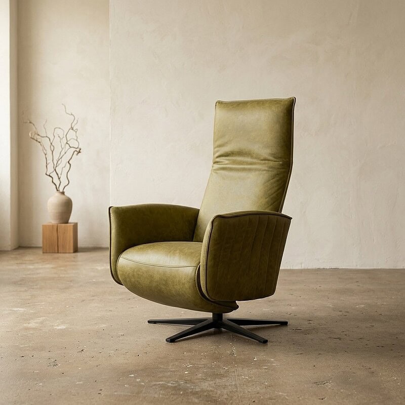 Hoge groene relaxfauteuil in minimalistische ruimte Comfortabele groene relaxfauteuil met hoge rugleuning en draaibaar onderstel, ideaal voor ontspanning en modern interieur.