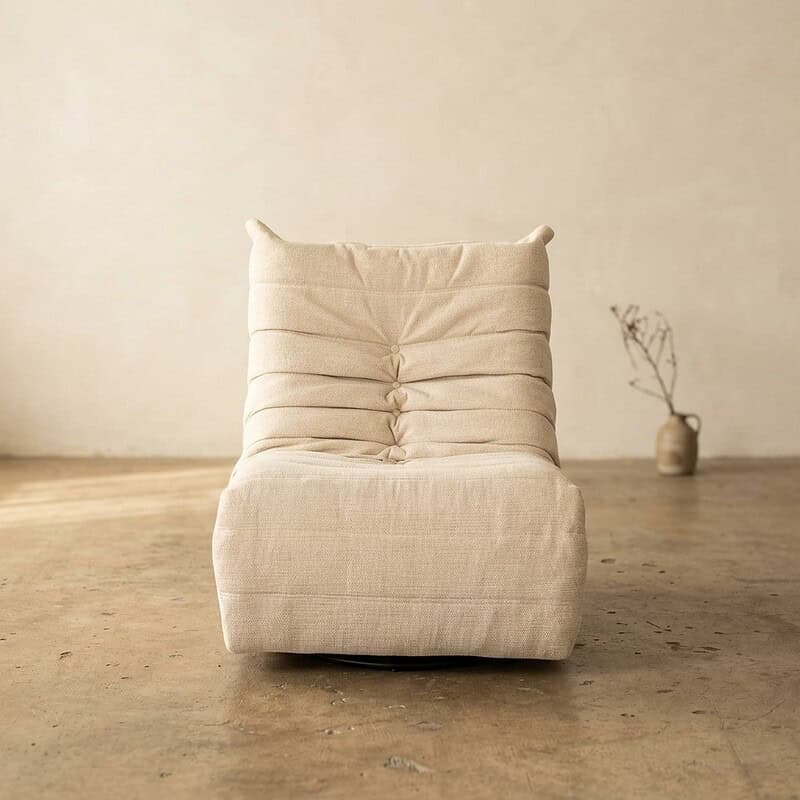 Luxuriöser Stoffsessel mit weicher Polsterung und ergonomischem Design, perfekt für eine gemütliche Sitzecke oder das Wohnzimmer.