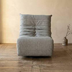 Bank met zachte, gestoffeerde bekleding en een modern ontwerp, perfect voor een stijlvolle woonkamer.