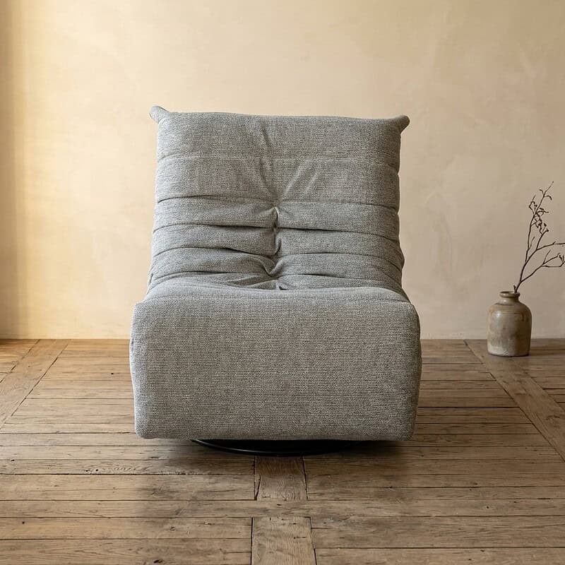 Bank met zachte, gestoffeerde bekleding en een modern ontwerp, perfect voor een stijlvolle woonkamer.