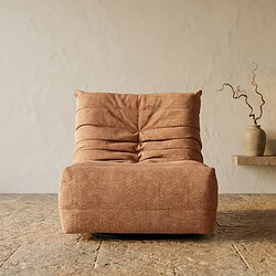 Comfortabele stoffen fauteuil in een warme aardetint, perfect voor een gezellige woonkamer. Gemaakt door Mokana Meubelen, met een modern ontwerp en zachte bekleding voor ultiem zitcomfort.