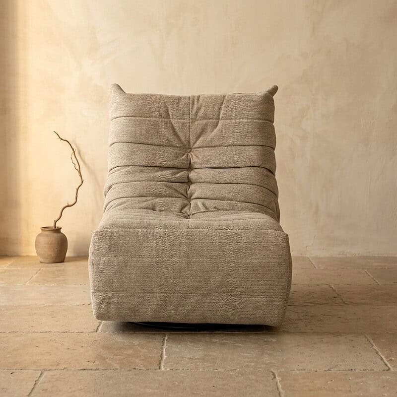 Moderner Stoffsessel mit bequemer Sitzfläche und Rückenlehne, perfekt für eine moderne Wohnzimmerausstattung.