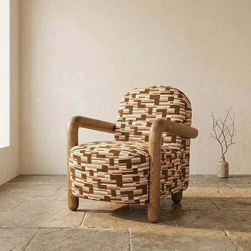 Mokana meubelstoel met uniek geometrisch patroon en houten armleuningen, perfect voor een modern interieur.