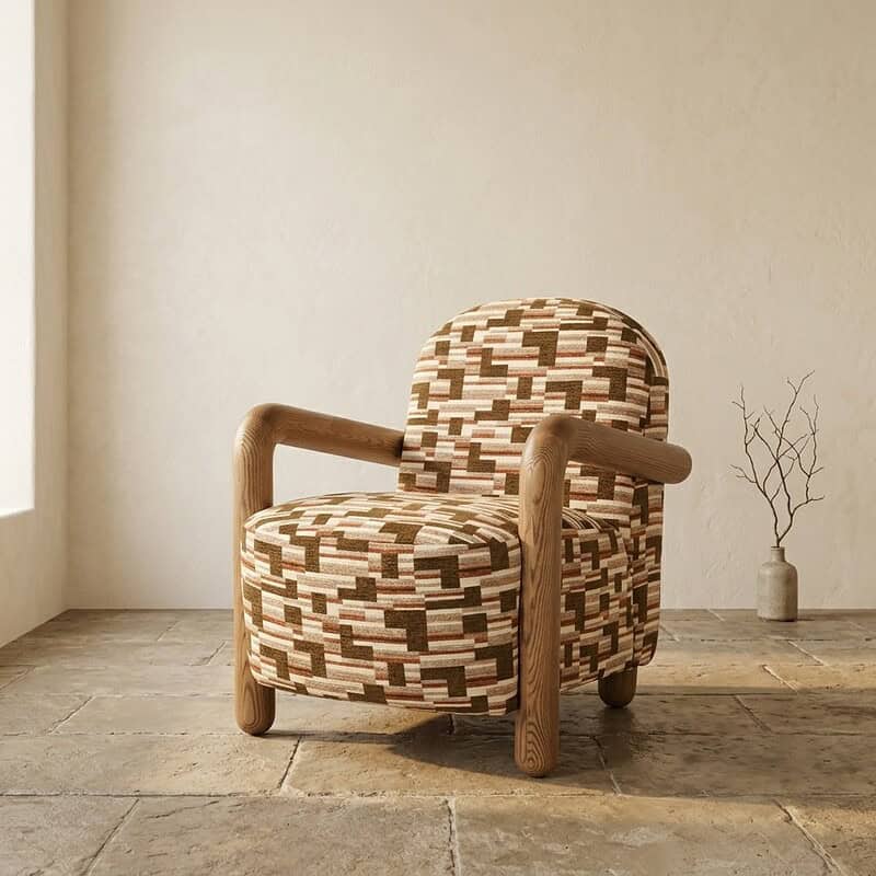 Mokana meubelstoel met uniek geometrisch patroon en houten armleuningen, perfect voor een modern interieur.