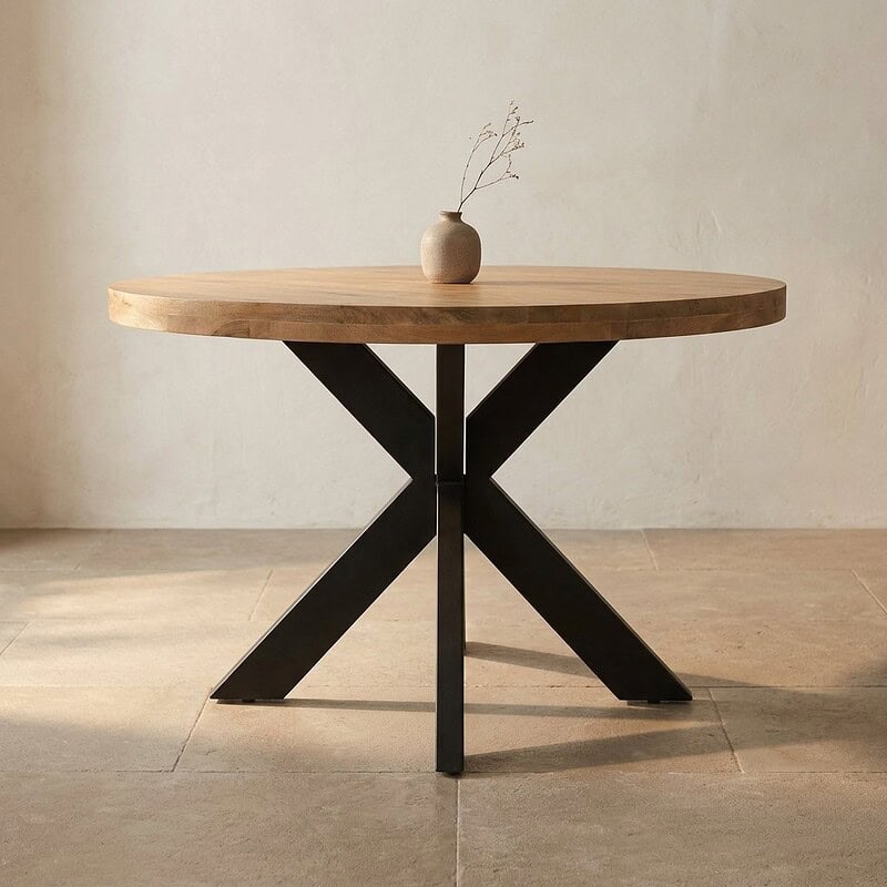 Moderne eettafel met houten blad en zwart metalen onderstel, perfect voor een eigentijdse eetkamer of woonkamer. Duurzaam en stijlvol design voor een warme, uitnodigende sfeer.