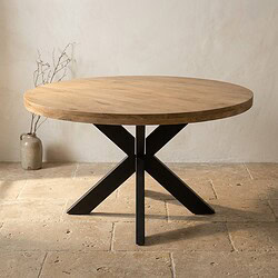 Moderne houten eettafel met zwart metalen onderstel, perfect voor eetkamers en keukens, gecombineerd met minimalistisch interieur voor een stijlvolle uitstraling.