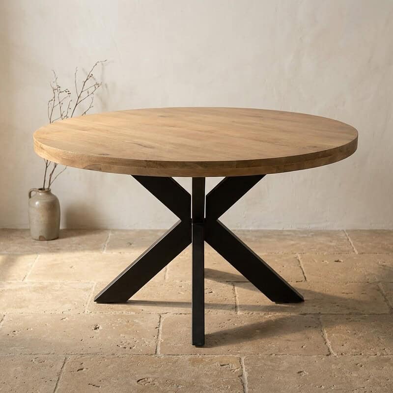 Moderne houten eettafel met zwart metalen onderstel, perfect voor eetkamers en keukens, gecombineerd met minimalistisch interieur voor een stijlvolle uitstraling.