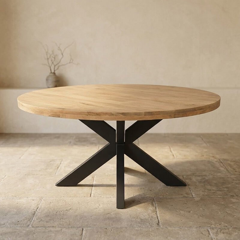 Moderne eettafel met rond houten blad en zwart metalen onderstel, perfect voor een eigentijdse eetkamer of woonkamer.