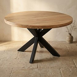 Moderne ronde eettafel met houten blad en zwart metalen onderstel, perfect voor een stijlvolle eetkamer of woonkamer.