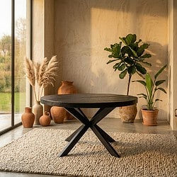 Moderne houten eettafel in een lichte, stijlvolle woonkamer met planten en decoratieve vazen, perfect voor een gezellige eetruimte.