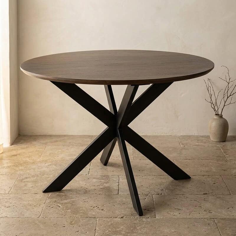 Moderne eettafel met houten blad en zwart onderstel, perfect voor een stijlvolle eetkamer of woonkamer. Duurzaam en elegant design, ideaal voor dagelijks gebruik en speciale gelegenheden.