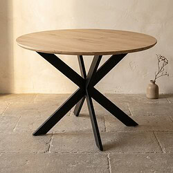 Moderne houten eettafel met zwart metalen onderstel, perfect voor een stijlvolle eetkamer of woonkamer. Duurzaam en elegant design, ideaal voor dagelijks gebruik en speciale gelegenheden.