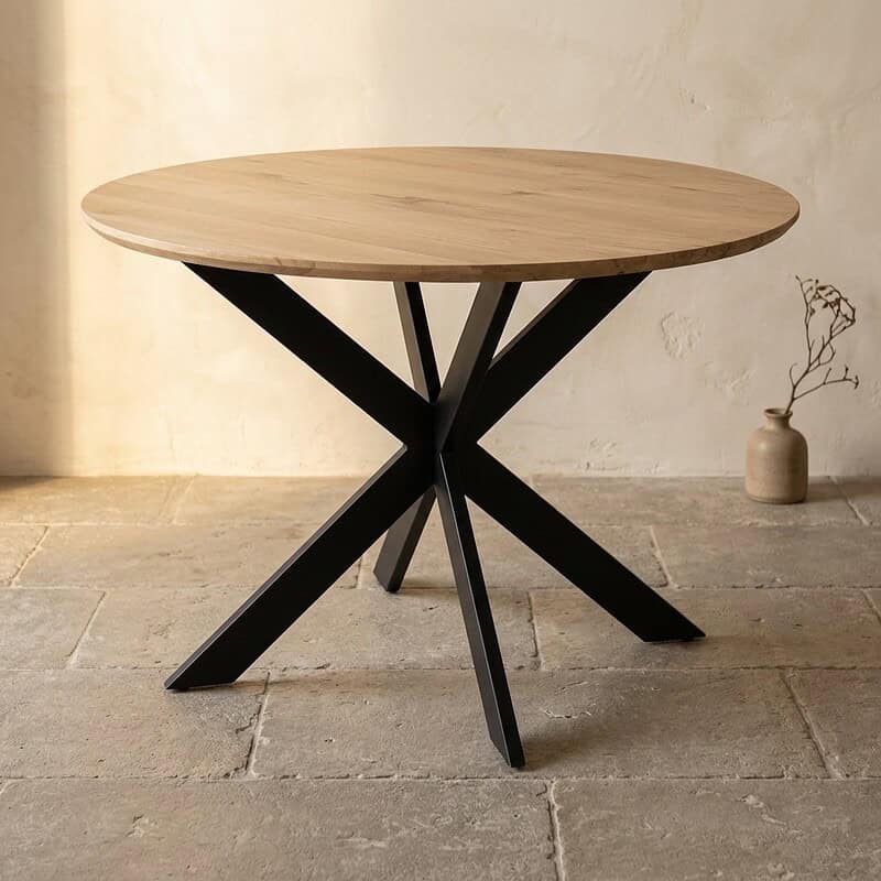 Moderne houten eettafel met zwart metalen onderstel, perfect voor een stijlvolle eetkamer of woonkamer. Duurzaam en elegant design, ideaal voor dagelijks gebruik en speciale gelegenheden.