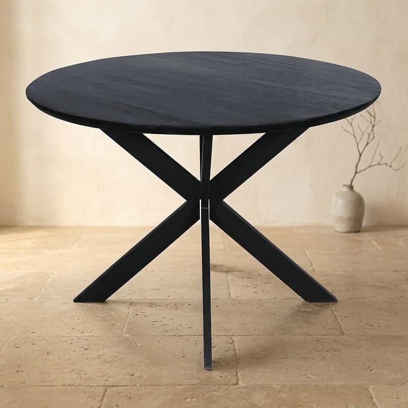 Moderne zwarte houten eettafel met X-vormige poten, perfect voor een stijlvolle eetkamer of woonkamer. Duurzaam en elegant design, ideaal voor gezellige diners en gezinsbijeenkomsten.
