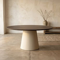 Moderne eettafel met houten blad en witte conische basis, perfect voor een stijlvolle eetkamer of woonruimte.
