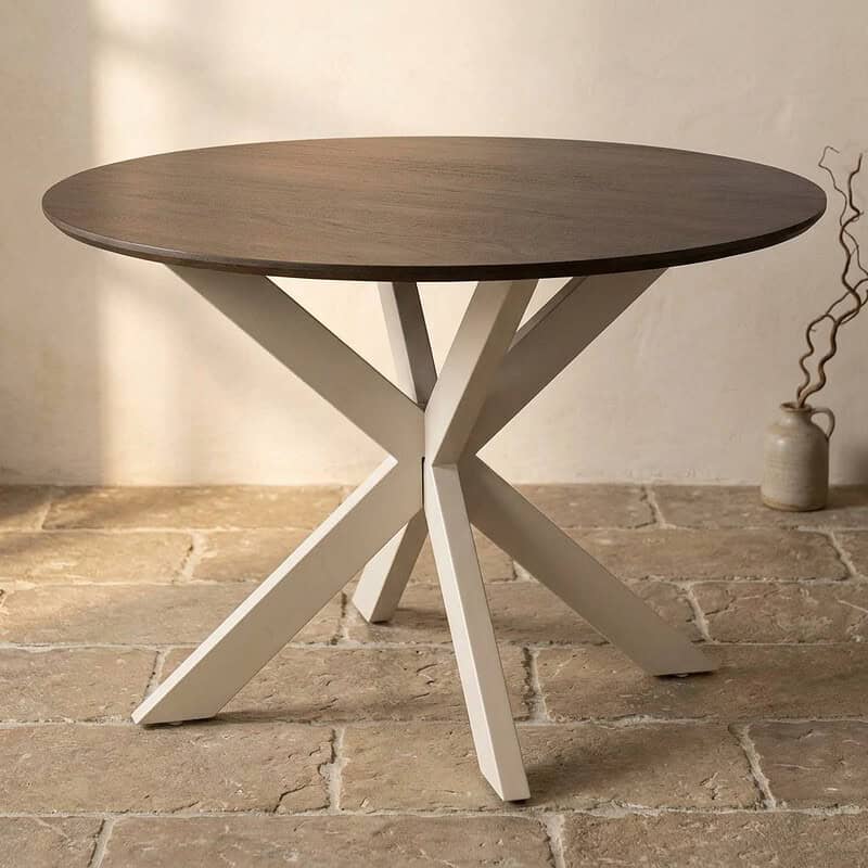 Moderne houten eettafel met unieke sculpturale basis, perfect voor een stijlvolle eetkamer of woonkamer. Gemaakt van hoogwaardig hout met een strak ontwerp en natuurlijke afwerking.