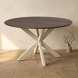 Moderne eettafel met houten blad en unieke onderstel, perfect voor een stijlvolle eetkamer of woonruimte. Gemaakt van hoogwaardige materialen voor duurzaamheid en elegantie.