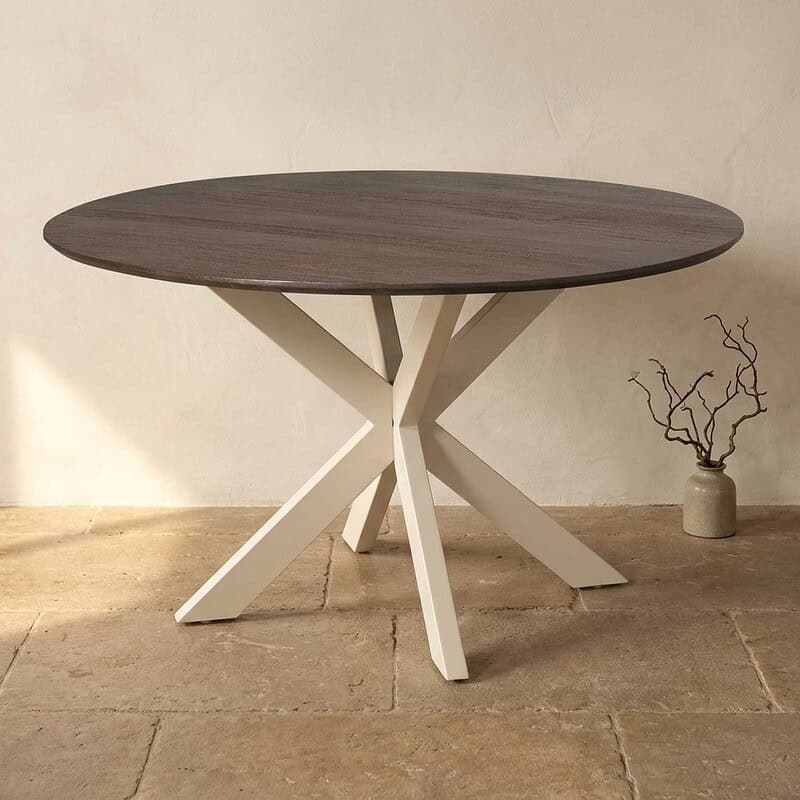 Moderne eettafel met houten blad en unieke onderstel, perfect voor een stijlvolle eetkamer of woonruimte. Gemaakt van hoogwaardige materialen voor duurzaamheid en elegantie.