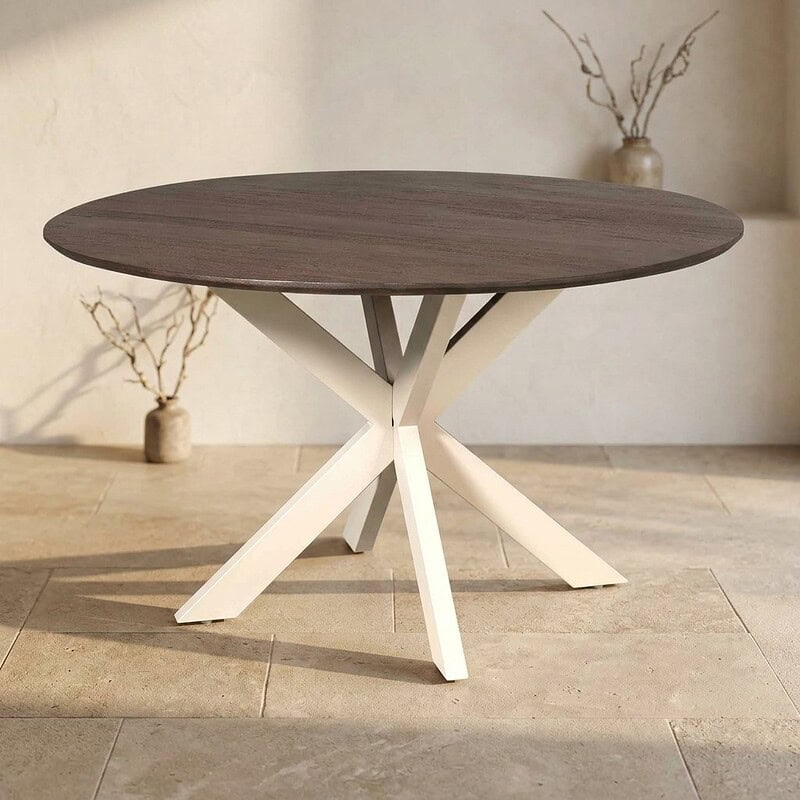 Moderne eettafel met houten blad en unieke witte onderstel, perfect voor een stijlvolle eetkamer of woonruimte. Duurzaam en elegant meubelstuk voor dagelijks gebruik.