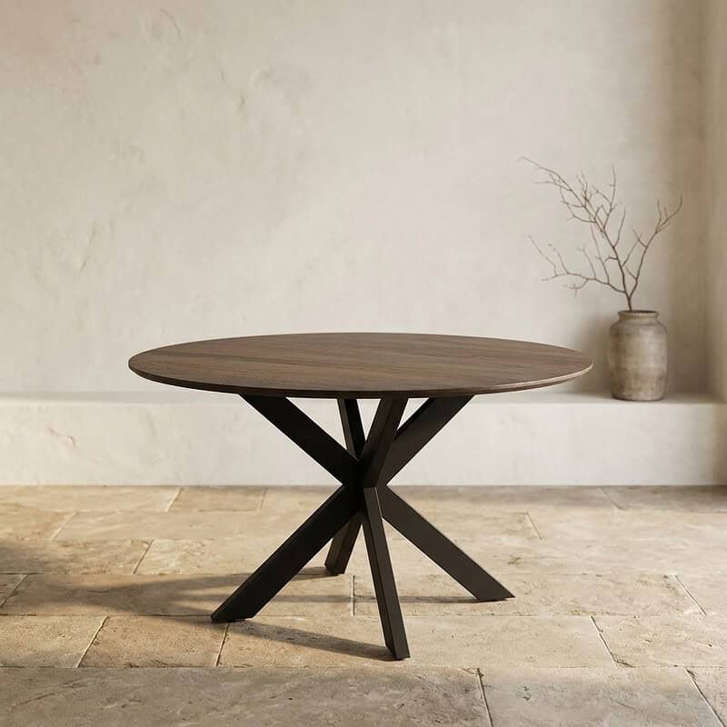 Moderne eettafel met houten blad en zwart metalen onderstel, perfect voor een eigentijdse eetkamer of woonkamer. Duurzaam en stijlvol design voor elke interieurstijl.