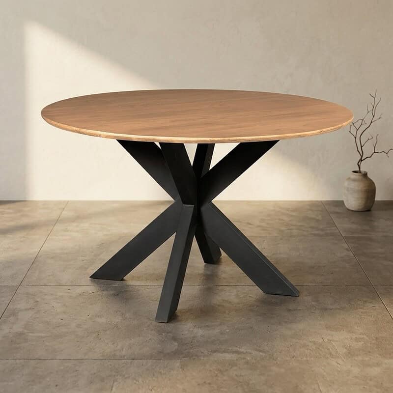 Moderne eettafel met houten blad en zwart metalen onderstel, perfect voor een eigentijdse eetkamer of woonruimte. Duurzaam en stijlvol design voor dagelijks gebruik.