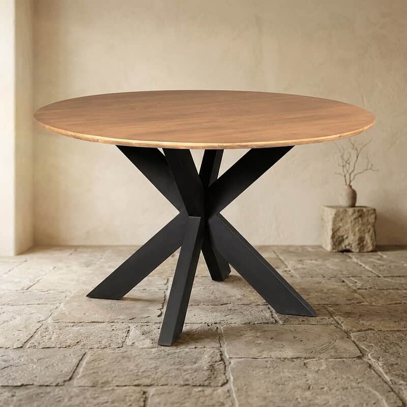 Moderne houten eettafel met zwart metalen onderstel, perfect voor eetkamers en keukens, handgemaakt en duurzaam design.