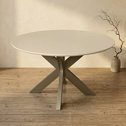 Moderner Esstisch mit runder weißer Tischplatte und einzigartigen X-förmigen Holzbeinen – perfekt für ein stilvolles Esszimmer oder Wohnzimmer.